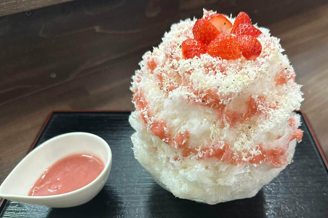 レッツエンジョイ東京のインスタグラム：「人気かき氷店「氷の音」が都内進出🍧🎉  7/5(水)、埼玉・北浦和の人気かき氷店「氷の音」の2号店目、「氷の音はなれ」が八丁堀にオープン。  「氷の音」は予約制かき氷店として2022年に埼玉・北浦和に誕生。待望の都内初進出となる八丁堀店は予約なしで入店できるほか、北浦和店とは異なるメニューが楽しめます。  同店では山梨県北杜市の天然氷を使用。山々の清らかな水と自然の力が生み出す氷は、天然ならではの“ふわふわ食感”が特徴だそう。  旬のフルーツとこだわりのソースがたっぷりと使われた、話題のかき氷をぜひ体験してみて😋✨  🔸氷の音はなれ @kourinone.hanare 📍東京都中央区八丁堀 3-21-10 🚉八丁堀  #レッツエンジョイ東京 #おでかけ #おでかけスポット #氷の音 #かき氷専門店 #東京かき氷 #天然氷かき氷 ⁡ #天然氷のかき氷 #かき氷 #かき氷部 #かき氷巡り #かきごおりすと #かきごおり #かき氷マニア #かき氷大好き #かき氷好き #かき氷好きな人と繋がりたい #ごーらー #氷活 #東京カフェ #八丁堀カフェ #八丁堀グルメ #東京カフェ巡り #ニューオープン #スイーツ #スイーツ部 #スイーツ巡り #スイーツ好き #🍧 #🍧🍧🍧」