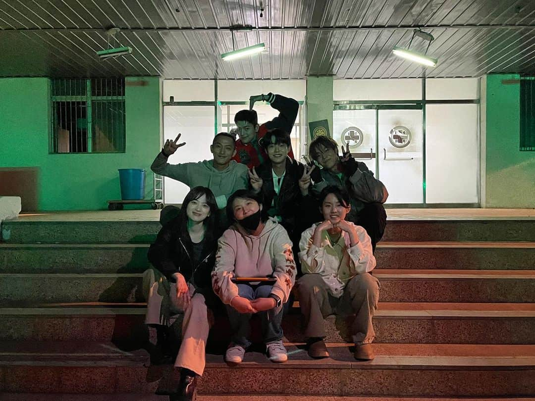 チョン・ウヒのインスタグラム：「나의 동료이자 키드들 @hongseungbum_  @yoo_heej  @h.a.y.eon  @mini.me_l  @06.02_c」