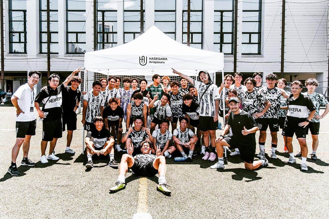 田中裕介のインスタグラム：「『公式戦10連勝』　  7/16（日）東京都一部リーグ の公式戦を渋谷区スポーツセンターにてホームゲームを行い、3-0で勝利しました❗️  AM10:00キックオフ⚽️ 気温35℃を超える気温の中 90分間闘い勝利を収めました。  勝ち続けているチームの雰囲気の中で緩い雰囲気が出てくるまだまだ若さや幼さを感じるチームです。  その中で選手同士がお互いを 叱咤激励し合って1週間試合までの準備をしてきました。  『SHIBUYA CITY FCの勝利のために（For the victory of SHIBUYA CITY FC）』  このために息もするのも苦しい環境の中、選手は走りました🔥ナイス勝利！ ここからもっと魅力あるチーム、集団になろう‼︎  また、ピッチの外には多くのサポーター、スポンサー様の方々の応援、クラブスタッフのサポートがあり無事にアクシデントなく試合を終える事ができました。 暑い中ご来場ありがとう ございました‼︎  最後にこの試合で一つの テントがデビューしました。 今年ガイナーレ鳥取に入団するまで練習参加をしていた 長谷川アーリアジャスール選手 @ariajhasegawa からオリジナルテントの寄贈がありました🙏  離れてもいつもクラブを気にかけてくれる選手の兄貴分からの気の利いた贈り物に選手達の士気も高まりました。 アーリアありがとう‼︎  We won 10 games in a row. We keep winning from here. Aiming for the top of Japan from Shibuya.  #SHIBUYACITYFC #SHIBUYA #渋谷 #ホームゲーム #10連勝 #長谷川アーリアジャスール #ガイナーレ鳥取 #thankyou」
