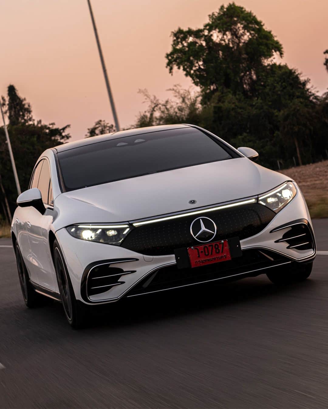 Mercedes-Benz Thailandのインスタグラム：「ก้าวสู่โลกแห่งอนาคตไปพร้อมกับ EQS 500 4MATIC AMG Premium ที่ขับเคลื่อนด้วยพลังงานไฟฟ้า 100% แต่ยังคงความเร็วและแรงได้อย่างเต็มกำลัง ที่แรงบิดสูงสุดจากมอเตอร์ไฟฟ้า 828 นิวตันเมตร เพียงชาร์จเต็ม 1 ครั้งขับเคลื่อนได้ไกลถึง 702 กม. และให้ทุกการเดินทางของคุณไม่มีสะดุด ด้วยไฟหน้าแบบ DIGITAL LIGHT และระบบเพิ่มความส่องสว่างขณะเลี้ยวโค้ง (cornering light) ให้คุณมั่นใจได้ทุกการเดินทาง  *อุปกรณ์บางส่วนในภาพอาจแตกต่างจากที่จำหน่ายจริง โปรดตรวจสอบรายการอุปกรณ์ของรถยนต์แต่ละรุ่นที่ผู้จำหน่ายฯ อย่างเป็นทางการทั่วประเทศ​​  #EQS #MercedesBenz #MercedesBenzThailand」