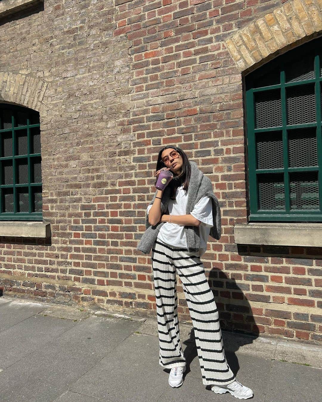 トップショップのインスタグラム：「Cool girl walk.  #TopshopMuse @sapna_rao wears premium tee [129628748]」