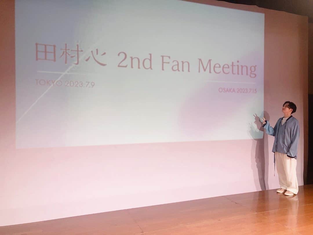 田村心さんのインスタグラム写真 - (田村心Instagram)「_ 「田村心 2nd ファンミーティング大阪」 ご来場ありがとうございました！ ⁡ 今年は舞台の稽古で バースデーイベントができないんですよね。 ⁡ でも 一年に一度は皆さんと コミュニケーションを取れる場を設けたいという 自分とマネージャーさんの思いがありました。 ⁡ そこに時間がないながら 協力してくださったスタッフさんがたくさんいて ⁡ 急なお願いにも関わらず 駆けつけてくれたYUTAさんやゲストがいて ⁡ そして 来てくださる皆さんがいて なんとか実現しました。 ⁡ ⁡ ⁡ 自分達が作りたい物を考えて やりたい事を企画してそれが実現し 皆さんに喜んでいただける... ⁡ ⁡ ⁡ いやぁ 幸せ者です。 ⁡ 本当に楽しかった。 ⁡ ⁡ ⁡ 終わって冷静になってみると 自分ウキウキしてたなぁ って思います。笑 ⁡ ⁡ ⁡ 東京で売り切れてしまった アクスタやアクスタポーチ増産し 大阪分も準備したのですが あっという間に売り切れてしまいました... ⁡ ⁡ ⁡ ⁡ ⁡ 結構増産したんですよ？？笑 ⁡ ⁡ ⁡ ⁡ ⁡ アクスタに関しては 受注生産による通信販売が決まったので 待っていてくださいね。 ⁡ その他は確認中です。 ⁡ ⁡ グッズもイベント内容も 喜んでいただけて 本当に嬉しかった！！！！ ⁡ ⁡ もう来年はどうしようって考えちゃいます。 (実施は未定です...笑) ⁡ ⁡ ⁡ また必ずイベントやりましょう！！ その時は楽しみましょう！！ ⁡ ⁡ ⁡ 2回目のファンミーティング 本当にありがとうございました！！！ ⁡ ⁡ ⁡ 自分はここからしばらく 仕事モード。 ⁡ 温かく見守っていてください。 ⁡ ⁡ ⁡ では！！！！！」7月16日 19時09分 - shin_tamura_official