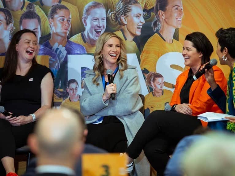 イリース・ケロンド・ナイトのインスタグラム：「Great to celebrate and send the girls off with such a fantastic night 💚💛 @matildas.   Only 4 sleeps to go! @fifawomensworldcup  🧥👗🙏 @biancaspender」