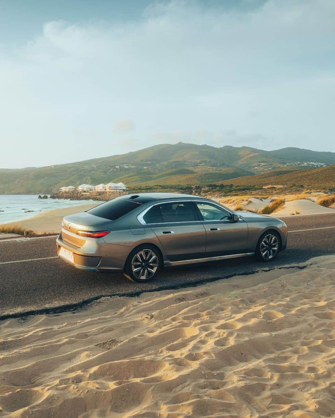 BMWのインスタグラム：「Always capturing the most golden moments. 🌅 📸: @ciprianmihai #BMWRepost #BMWPhotoCamp  The BMW i7. #THEi7 #ThisIsForwardism #BMW #BornElectric #BMWElectric __ BMW i7 xDrive60: Combined power consumption: 19.6–18.4 kWh/100 km. Combined CO2 emissions: 0 g/km. Electric range: 590–625 kilometers. All data according to WLTP. Further info: www.bmw.com/disclaimer」