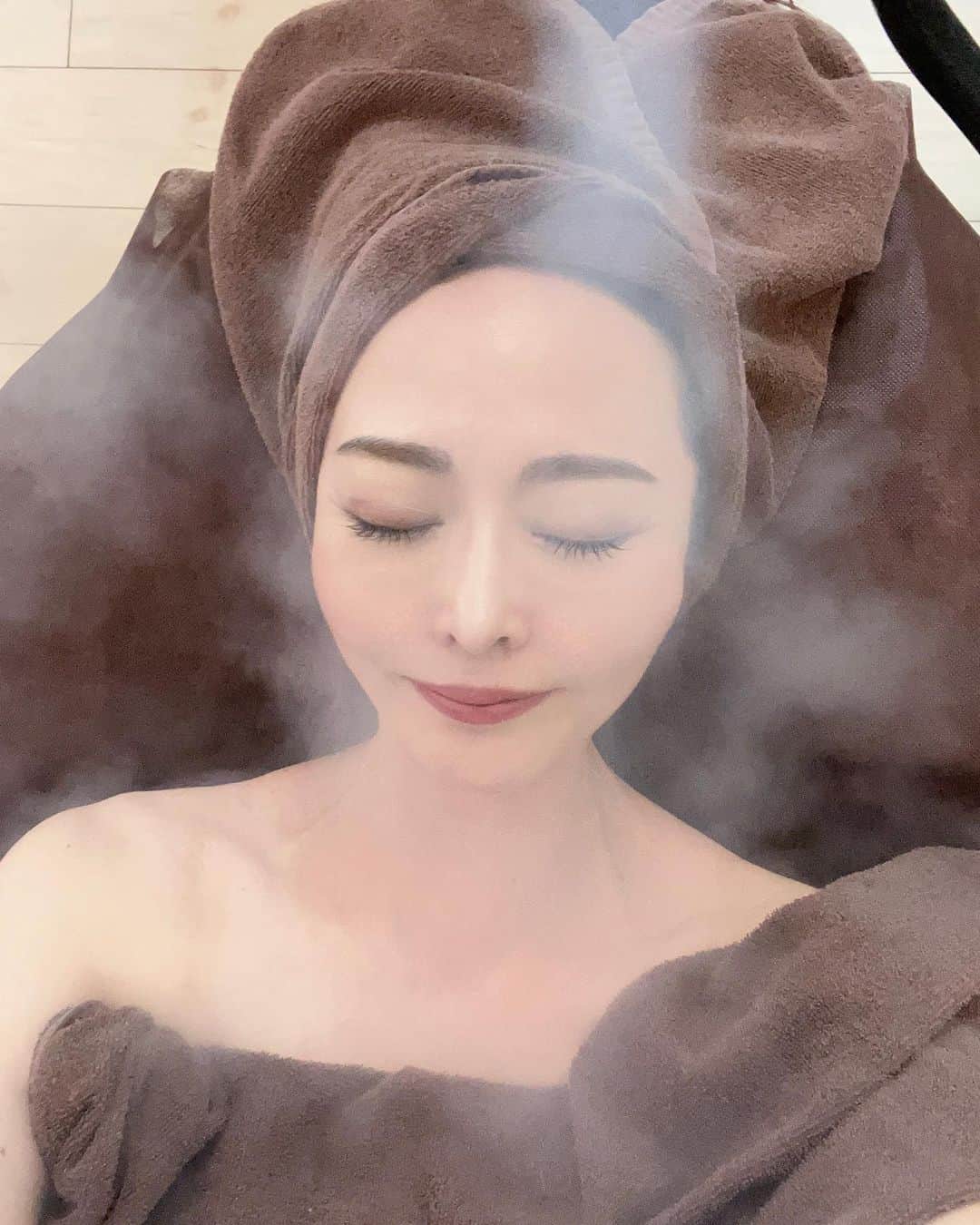 森雅子さんのインスタグラム写真 - (森雅子Instagram)「✨✨  こんばんは。  大好きなフォトニックシャワーを 受けてきました✨  @cryo_salon   今回はフォトニックシャワーと 合わせて受けるとオススメの 『冷凍美容』も受けたのでレポします。  フォトニックシャワーで しっかり体を温め、疲れを とったところで  次は冷凍美容へ✨  実際どんな感じなのか 動画を撮ったのでぜひ見て下さいね。 3枚目→  冷凍美容は、 マイナス180度の極低温冷気を 皮膚に吹き付けます。  吹き付けるのをやめると 急激に抹消血流が増流し 皮膚温が上昇。  リンパの流れが良くなり代謝アップ⤴️  開いた毛穴もキュッ引き締まって 美肌、小顔に✨  マイナス180度は想像以上に冷たいですが、 フォトニックシャワーの後なので 冷たくて気持ちいい〜  頭は特にこの時期おすすめかも。  汗で蒸れたり、 毛穴が詰まりがちの頭皮を しっかり冷やすと お顔のたるみまで引き締まった気がしました😊  これは人気の施術だとわかる〜 病みつきになりそう。  また次回、受けたいと思います✨ 興味があるかたはぜひ。 （※女性専用です）  @cryo_salon  東京都新宿区新宿3丁目2番2号 新宿紺野ビル6F 新宿3丁目C4出口から徒歩3分  ・ ・  pr #フォトニックシャワー #クライオサロン #美白マシン #美白マシーン #コラーゲンマシン #美白ケア #美肌ケア #浮腫み解消 #冷え性改善 #肩凝り解消 #腰痛改善 #免疫力アップ #アンチエイジング #東京美容 #新宿3丁目 #東京エステ #冷凍美容 #毛穴ケア  #フェイシャルトリートメント  #小顔 #頭皮ケア  #collagenmachine #skincare #agingcare #新宿 #shinjuku」7月16日 19時05分 - mako_marie_an