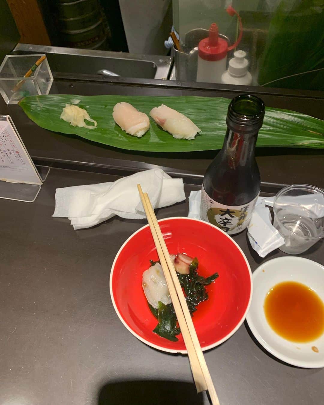 アヒト・イナザワのインスタグラム：「羽田空港の第一ターミナルの13乗り場付近に立喰寿司あるんやね、 なかなか美味かったよ、、」