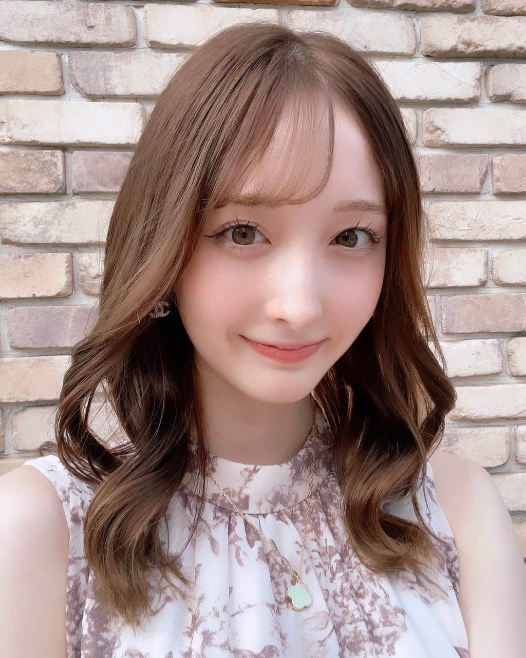 のインスタグラム：「メイクと髪型が上手くできた日🪞🤍  #04#04년생」