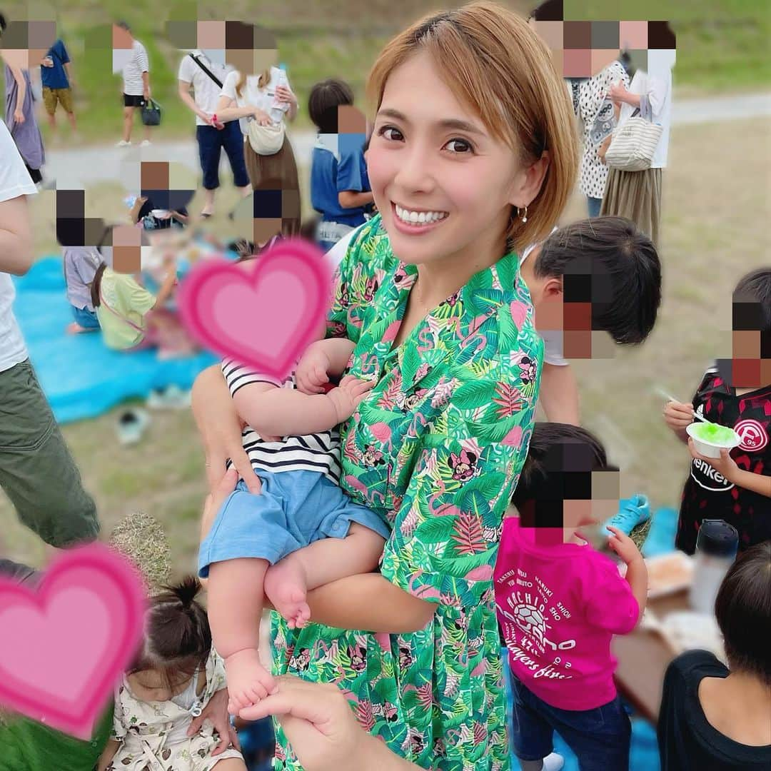 C’kのインスタグラム：「4年ぶりの夏祭り🍉🎐🎵  コロナでお祭り毎はずーっと自粛だったから 久しぶりのお祭りの雰囲気が最高に楽しかったです🩵  汗かきながら前々から準備してくれた町内の皆さんに感謝ですー🩵 ありがとうございました‼️✨  お祭りの終盤はパパに誘われたので盆踊り踊って楽しすぎました🩵笑  パパは身体が硬すぎるのでへっぴり腰で後ろから見ていてとっても面白かったです🤣👌  余談ですが、夏祭りの八王子のソウルソングとといえば“太陽おどり”でございます！！☀️  八王子の人間なら口ずさめる程有名な曲であります🎧笑  八王子出身のヒロミさんもTVで話すくらいのソウルソングであります！！笑  太陽の街　八王子♪ ハッパキラキラキラキラ　ハァ! キンラキラキラキラキラ  です☀️✨  8/4.5.6と３日間開催される「八王子まつり」には、19台の山車が登場し、太鼓大合戦や、甲州街道に集う民踊流しなど催されます😆 4年ぶりに行われる八王子自慢の真夏の祭典です！！  出店も沢山です🤤  まだきた事ない方 是非八王子にも遊びにきてください☀️  太陽おどりも是非注目してみてください💃笑  きっと、あ！これだ！！ ってなるはずです😆👌✨💃🔥  #夏祭り  #じんべえ  #地元祭り  #4年ぶり  #八王子祭りきてね」