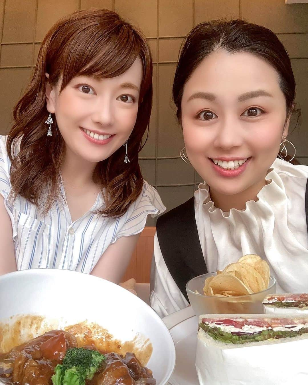 新垣泉子のインスタグラム：「ご無沙汰しています。  溶けるような暑さが続いていますが、みなさん、元気にされていますか？  長らくインスタはお休みしていたのですが、久しぶりに親友とオシャレなランチをして、ココロ踊り写真を撮ったので、これを機に再開することにしました☆  博多駅直結の都ホテルにて。(ロビー階) 行ったことありますか？ ビーフシチューとBLTサンド！とっても美味しかったです(^-^) アフタヌーンティーを楽しんでいる方が多かったので、次はアフタヌーンティーで来てみたいです☆  さて、色々ご心配をおかけしましたが、新垣泉子、元気に生きています！  たくさんたっっっくさん！！！励ましや共感、労いのメッセージをいただきました。ご自身の経験を交えながら応援してくださる方もいました。その言葉ひとつひとつに心温まり、救われました。  本当は、お一人お一人に感謝をお伝えしたいところですが、本当にたくさんいただいたので、、、。心からの『ありがとう』をこちらでお伝えさせてください。  みなさんのおかげで、元気に笑顔になりました！ありがとうございました！！！  そして、ご報告が遅くなりましたが、最近仕事に復帰して、なんとなんと！営業部で働くことになりました！  営業ウーマンです！！！  同じ会社なのに、部署が変わると、まるで転職したみたいですが、フレッシュな気持ちで新たな学びと出逢いを楽しみたいと思います(^-^)  それでは、また☆  #久しぶりの投稿  #久しぶりの再会  #博多ランチ  #都ホテル博多 #営業女子  #営業ウーマン  #感謝の気持ちを込めて #営業再開」