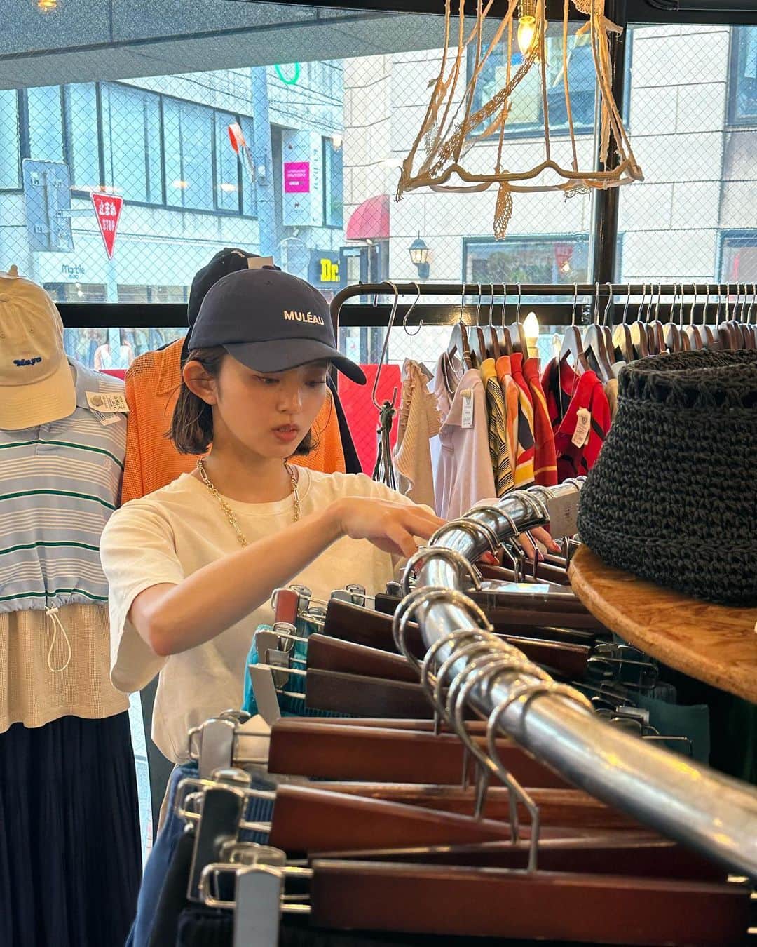 鈴本美愉のインスタグラム：「下北沢お店紹介🛒 今日は古着屋さん2店舗✨  1つ目は私が人生で初めて行った古着屋 @flamingo_2nd ! とにかく品揃えが多く、自分のお気に入りが必ず見つかるお店です🌼  2つ目は @balloonbala ! 物がよく、少し大人な雰囲気なところが好きです🫶  どちらも全く雰囲気の違うお店なのでぜひ行ってみてね❤️‍🔥  そして私がこの日身につけていたCap/Necklace/スマホグリップはMuléau Marketで発売するアイテムです‼︎ お楽しみに✌️」