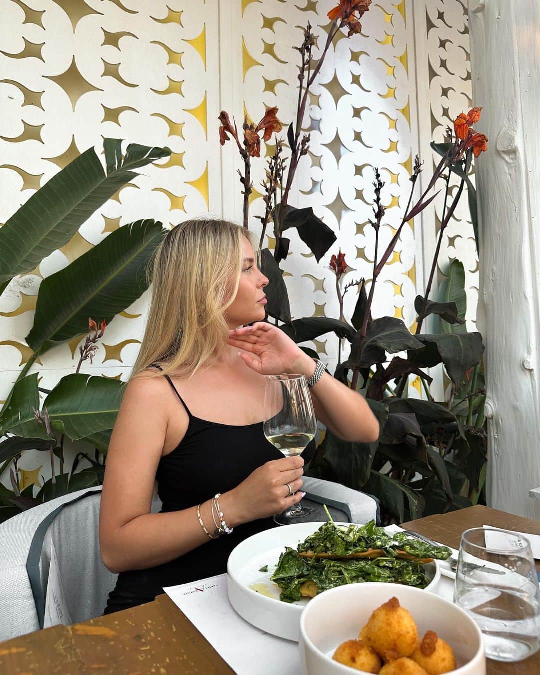 Dagi Beeのインスタグラム：「zu vino sag ich nie no 🍷✨  Schreibt mir eure billigsten Alkohol related Sprüche - weil dann macht das Leben wieder einen Gin 🫠」