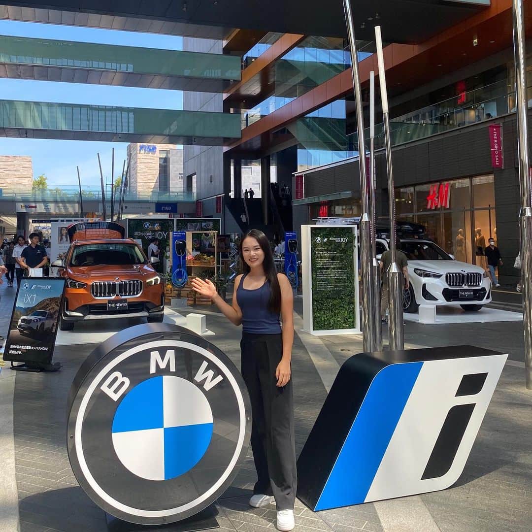 河本結のインスタグラム：「. 練習の合間に、 二子玉川ガレリアにて開催されている BMWさんのイベントに行ってきました💙 . デビュー間もない かっこいいニューBMW iX1 / X1が 展示されていてお客さんもいっぱいで 大盛り上がりでした🪽🫧 . New  BMW iX1 / X1に 試乗ができるみたいです🏎️ . 二子玉川では明日まで。 表参道では、ポップアップ エキシビション 「フロイデ（FREUDE） by BMW - ザ・ガーデン（THE GARDEN）」が 9月17日まで期間限定で オープンされているみたいなので いってみたいなぁ🌾✨ . 新たな発見と感動、 そして、歓びの体験をしに 行ってみてください🪄 . 私は、今週も"歓び"に向かって 全力で駆けぬけたいとおもいます🔥 . #BMW #DiscoveryourJOY #DiscoveryourJOYBMWDrive&Feel #駆けぬける歓び #GOLF #team BMW . #腕太くて肩サイボーグみたい」