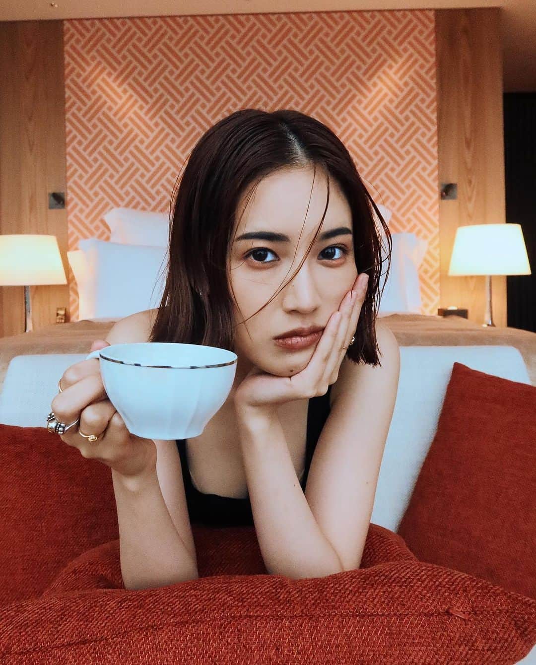 のインスタグラム：「27歳になりましたー！！ 27歳、この数字なんか好き。しっくりくる🌹 私は歳を重ねるたびに幸せを更新できてるなと改めて感じてます！それは本当に周りにいる大切な人達のおかげです。もっともっと大事にしようって毎回思う！本当にありがとうございます。🫶 27歳は自分のペースを大事にしながら、 仕事もプライベートも今まで以上に楽しみながら結果を出していきたいな。！！ そして、それをこうやって発信したい❤️ これからもずっとずっと応援してね。 宜しくお願いします😉  Turned 27, love this number! 🌹 I'm happier as I grow older. 🫶 Thanks to precious people around me, At 27, valuing my pace, enjoying work & life for better results! Want to share it all ❤️ Thanks for your support! 😉」