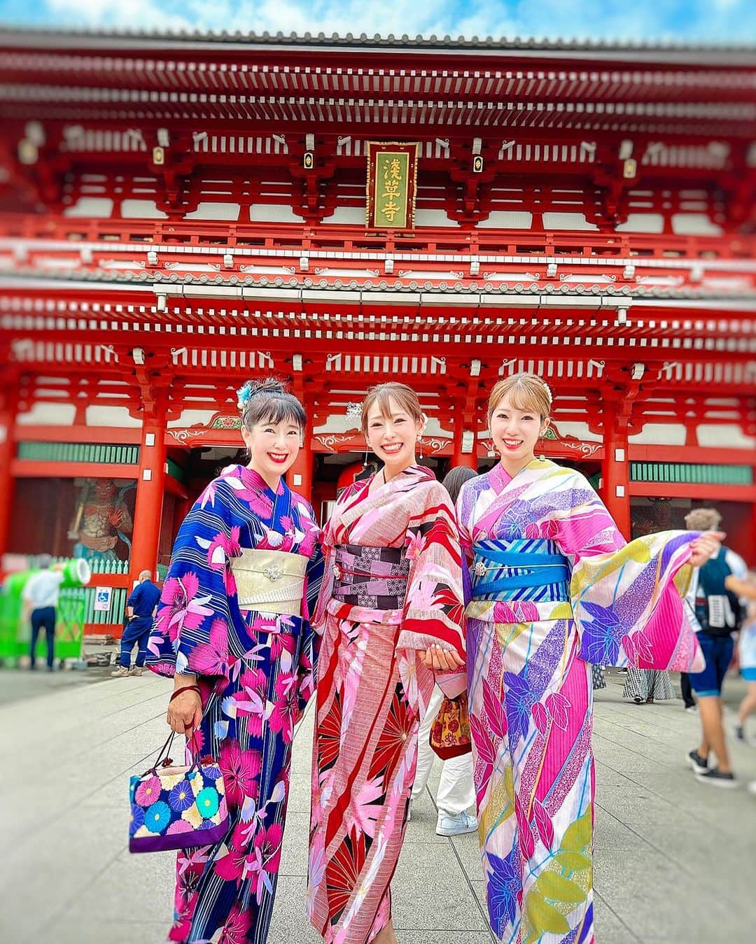 りほさんのインスタグラム写真 - (りほInstagram)「夏といえば浴衣っ🌻👘 ⁡妹とママと浴衣で浅草散策してきたにょん❤️😊  浅草着物レンタル虹さんで浴衣を着させてもらいました💕😆  浴衣の色もカラフルでいろんな色から選べて、帯から帯締めまで選ぶのも楽しかった😍ここはスタッフの皆さん優しくて本当に良かった☺️  赤と黒が入ったコントラストがかわいい柄にしてみたよーっ❤️😆妹はビビットでカラフルな色🩵ママは紺にピンクの花柄の着物🩷  3人被らないようにコーディネートしたにょん☺️  浅草は海外からの⁡観光客さんもいっぱい！😳浴衣と写真撮りたいっていっぱい写真撮りました💕😆いろんな国の人たちがいてそこもまた楽しかった❤️☺️  @asakusa_kimono.niji  #浴衣レンタル #浅草レンタル浴衣 #浅草浴衣レンタル #浅草レンタル着物 #浅草ネイルサロン虹 #浅草着物レンタル虹 #浅草着物レンタル#浴衣#浅草散策 #asakusa #asakusatemple #asakusatokyo #sensoji #temple #tokyo #tokyosightseeing #kimono #yukata #waso #wafuku #親子　#姉妹　#sister #PR #japantravel #japantrip #japanesegirl #kimonostyle #kimonofashion #matsuri」7月16日 19時14分 - ri1ho