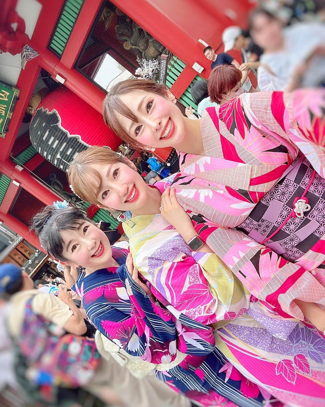 りほさんのインスタグラム写真 - (りほInstagram)「夏といえば浴衣っ🌻👘 ⁡妹とママと浴衣で浅草散策してきたにょん❤️😊  浅草着物レンタル虹さんで浴衣を着させてもらいました💕😆  浴衣の色もカラフルでいろんな色から選べて、帯から帯締めまで選ぶのも楽しかった😍ここはスタッフの皆さん優しくて本当に良かった☺️  赤と黒が入ったコントラストがかわいい柄にしてみたよーっ❤️😆妹はビビットでカラフルな色🩵ママは紺にピンクの花柄の着物🩷  3人被らないようにコーディネートしたにょん☺️  浅草は海外からの⁡観光客さんもいっぱい！😳浴衣と写真撮りたいっていっぱい写真撮りました💕😆いろんな国の人たちがいてそこもまた楽しかった❤️☺️  @asakusa_kimono.niji  #浴衣レンタル #浅草レンタル浴衣 #浅草浴衣レンタル #浅草レンタル着物 #浅草ネイルサロン虹 #浅草着物レンタル虹 #浅草着物レンタル#浴衣#浅草散策 #asakusa #asakusatemple #asakusatokyo #sensoji #temple #tokyo #tokyosightseeing #kimono #yukata #waso #wafuku #親子　#姉妹　#sister #PR #japantravel #japantrip #japanesegirl #kimonostyle #kimonofashion #matsuri」7月16日 19時14分 - ri1ho