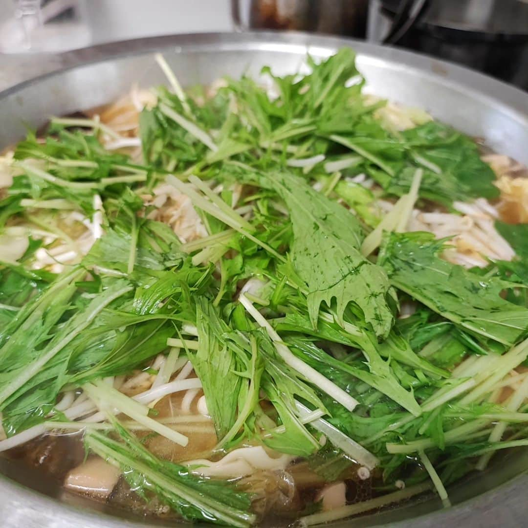 烏川耕一のインスタグラム：「今日の晩飯🍴  夏でも鍋やで！  クーラーかけて鍋するのん好きやねん！知らんがな🤭  基本ポン酢が好きやけど、たまには出汁鍋も。出汁は自分で作りまんねん！知らんがな🤭  美味しいでっせ！  知らんがな🤭  #烏川耕一　#よしもと新喜劇　#ひょっとこ　#晩飯　#夏でも　#鍋　#出汁鍋」