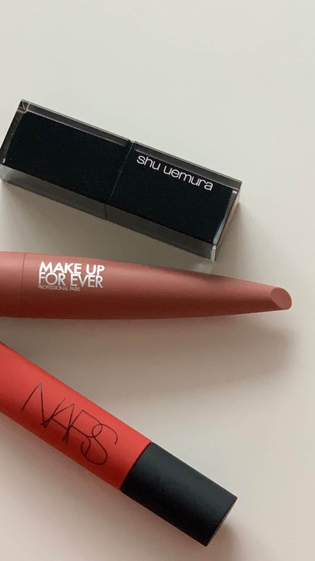 Shiho Sasakiのインスタグラム：「favorite mat lips💄  ・shuuemura ルージュアンリミテッド キヌマット 793 ・makeup forever ROUGE ARTIST VELVET NUDE 107 ・NARS AIR MATTE LIP COLOR 03480  #makeup  #マットリップ」