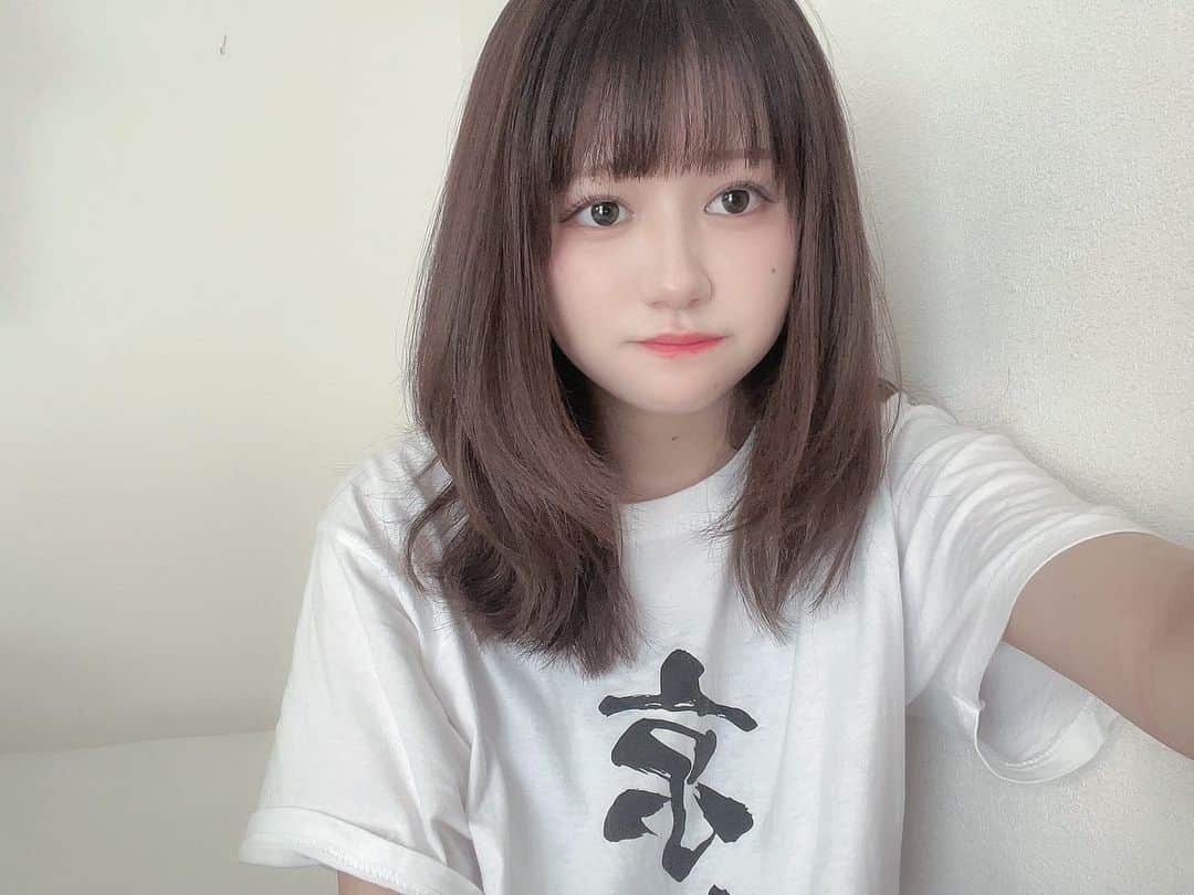 りんぴぴのインスタグラム：「‪‪❤︎‬ 埼玉生まれ大阪住みなのに京都Tシャツ🐟  .  最近1万円くらいする激高まつげ美容液を毎日塗ってたらめちゃくちゃ伸びた嬉しい🫶🏻」