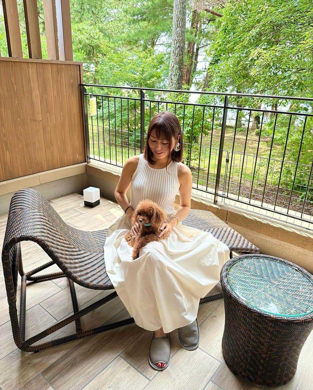 のインスタグラム：「こんばんは🌙 おつかれさま  あいにくの雨だったけどシェリちゃんと温泉旅館へ♨️🐶  #びわこ松の浦別邸  ご飯も美味しくて部屋にも半露天風呂ついてるしここはまた行きたい旅館😃💕 なかなか予約が取りづらいけど次はドッグラン付きの部屋が良いなぁ〜🐶 晩御飯にシェリちゃんは近江牛の炭火焼きにしたんだけど野菜一切食べなかった、お肉のみ🍖笑  #愛犬#愛犬との時間 #トイプードル#癒し#可愛い#10歳#長生きしてね#温泉旅行#いつもありがとう」