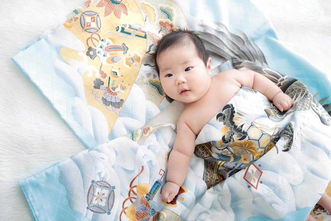 フォトスタジオタートルのインスタグラム：「\今しかないむちむちショット📸/  かっちり着物に包まれてる写真もいいけど せっかくなら今しかないむちむちの おててを出して撮影が大人気💕  着物の柄もしっかり見えて 思い出に残ること間違いなし😊 手や足が自由に動けるので お子様もご機嫌🥰  タートルのお宮参り•100日祝い撮影は 衣装着放題✨  色んなシチュエーションスタジオやアングルで お子様の今しかない瞬間を切り撮ります☺️✨  全店舗駐車場、授乳室完備🍼 お宮参り用の赤ちゃん着物も レンタル可能✨  衣装見学、スタジオ見学も お気軽にお越しくださいませ☺️✨  #フォトスタジオタートル  #スタジオタートル  #フォトスタジオ #名古屋フォトスタジオ #フォトスタジオ名古屋 #コドモダカラ #ベビスタグラム #令和5年ベビー  #ベビーフォト  #お宮参り #お宮参りフォト  #百日祝い  #生後3ヶ月  #生後1ヶ月  #写真館デビュー  #名古屋ママと繋がりたい #愛知ママ #岐阜ママ #三重ママ  #愛知ママと繋がりたい #愛知プレママ  #愛知プレママと繋がりたい  #出産レポ  #出産準備 #戌の日  #戌の日安産祈願」