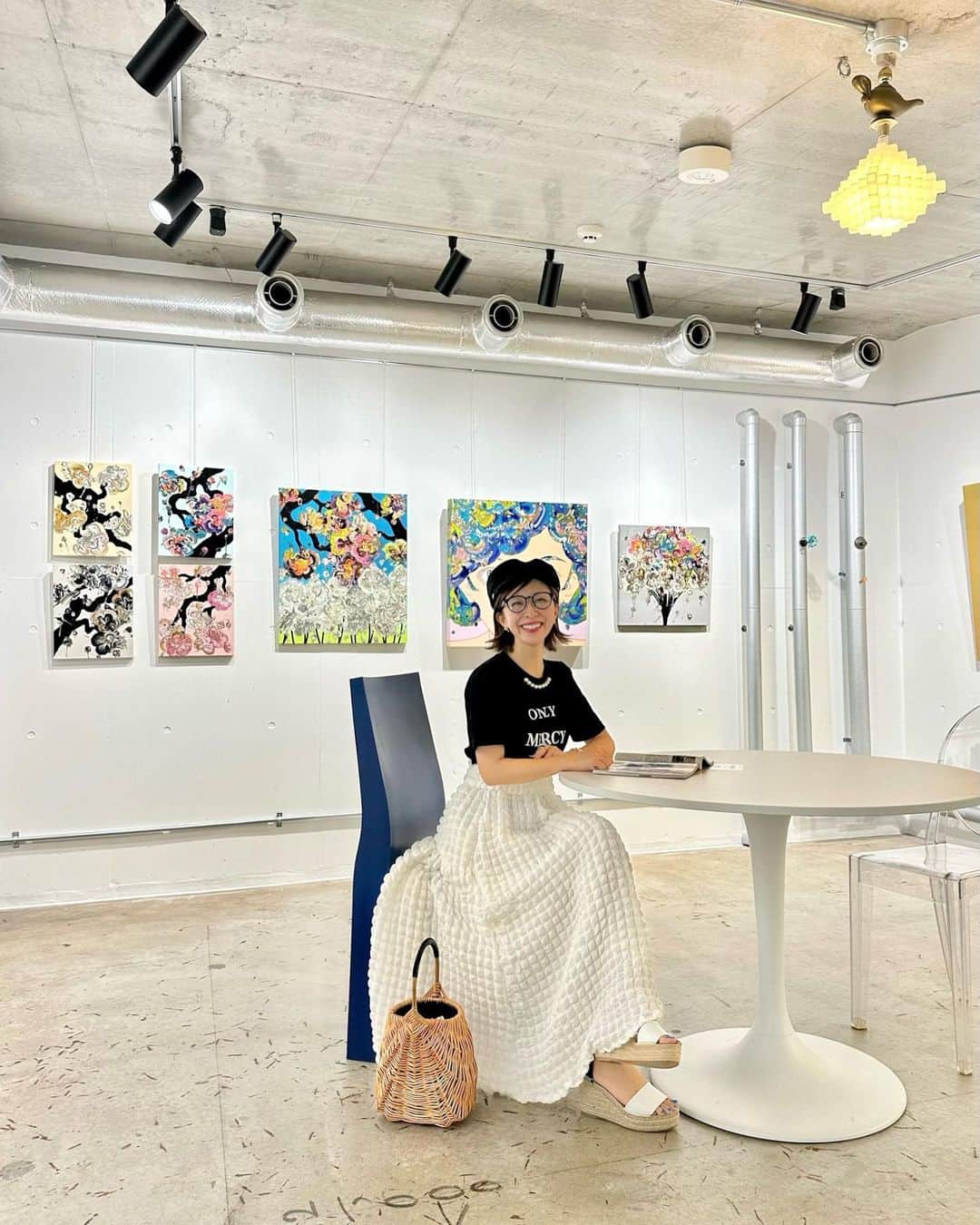 水野佐彩のインスタグラム：「・ アートでいっぱいのクリニック @afrode_clinic でハイフをしてきました🤍 もう10ヶ月ぶりくらいのハイフでしたが 今までで1番痛くなかった😳 1ヶ月経っての効果が楽しみ🩵🩵  お洋服は 🖤 @deuxamour_official  🤍 @tsurubymarikooikawa   #おちびコーデ #おちびの輪 #低身長コーデ #Sサイズコーデ #ママコーデ #ママライフ #2020年ベビー #女の子ママ #女の子ベビー #ブルベ夏 #ブルベ #ブルベサマー #ブライトサマー #ブライトスプリング #ソフトクラシック #ウェーブ #骨格診断ウェーブ​ #deuxamor #ドゥーザムール」