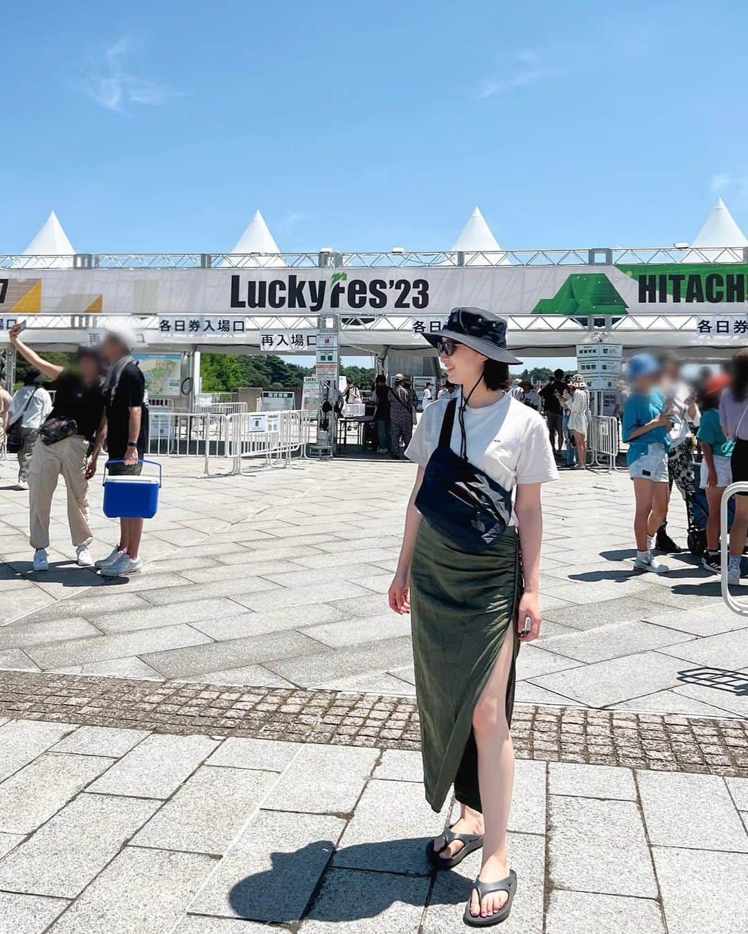 のインスタグラム：「- 実家近くの国営ひたち海浜公園で夏フェス🤍 音楽もグルメも楽しめて夏味わえました😎 また来年もいけますよーに✨  #夏フェス #野外フェス #フェスコーデ #ラッキーフェス #luckyfes」