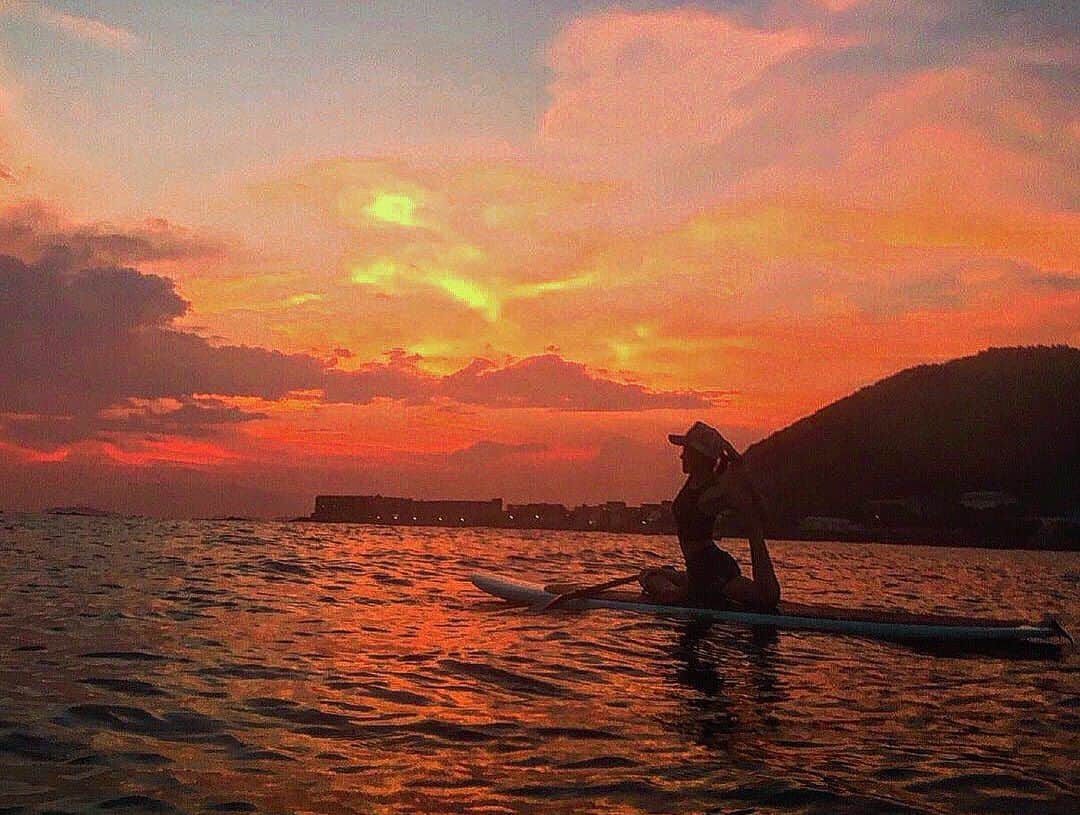 高松いくのインスタグラム：「🌅Sunset SUP yoga   静かな海の上  神秘的な夕焼け  何色とも言えない色に染まる  こんな景色を ぷかぷかしながら眺める贅沢なひととき...  リラックス出来て呼吸が深まり  体も心も柔らかくなっていく😌  #sunset #sup #yoga #supyoga」