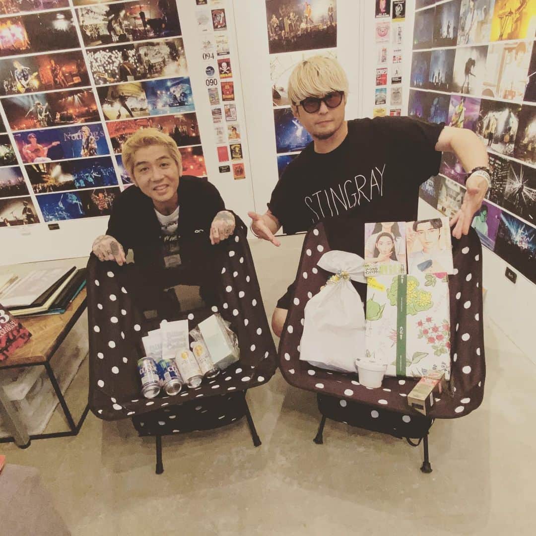 のインスタグラム：「【札幌サウシュー写真展 &STINGRAY4日目終了！】 ありがとうございました！明日も12-19時でススキノのTWLVにて(中央区 南7条西3丁目2-15 ユニバーサルアテネビル3F)お待ちしてます！僕は全日程ワンオペでずっと居ます！仕事や学校終わりや買い物や旅行がてらやJSTINGRAY新作オススメはTシャツ&短パン！そしてヒゴさんのRISK出店も明日が最終日！差し入れありがとうございました！  #stingray #streetfashion #dot  #ドット #札幌  #ストリート　  #oneokrock  #ストレイテナー #fomare  #プッシュプルポット #androp #thebackhorn #ビレッジマンズストア #thepillows #ren  #frontierbackyard  #dopingpanda  #hawaiian6  #thebandapart #fomare」