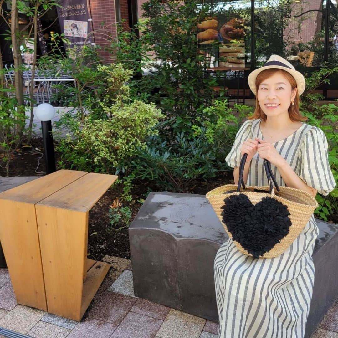 内田絢子さんのインスタグラム写真 - (内田絢子Instagram)「2023夏、始めました！！  岡山のおまち堂かき氷！！ 白桃ミルミルクスペシャル🍑 とろける桃と濃厚なミルクの最高コラボ♡♡♡  昨年できた、杜の街グレースも素敵な場所で 400℃のピザがとっても美味しかった🍕 また、すぐにでも行きたい♡  岡山城を散策していたら、スワンボートの隣に 桃ボートが誕生していた🍑可愛い♡ 最後は手のひらに、岡山城を乗せてみたよ🏯  #おまち堂 #おまち堂frutas  #白桃ミルミルクsp  #シャインマスカットピオーネ #杜の街グレース #400℃ #夏チェックシート #かき氷🍧」7月16日 19時22分 - uccijun