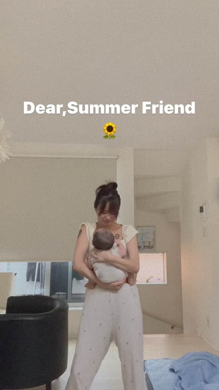 比嘉奈菜子のインスタグラム：「ちょうどいいダイエットにもなるし、泣いてたのに泣き止んだ、、、。 寝かしつけにもちょうど良くてぐっすり寝てくれた、、、。 何より、これなら楽しいぞ！！！！ なんて良い方法をみつけてしまったんだ！！！！！ nice！！！！ 夏はやっぱりこれだよね！！！！！！」