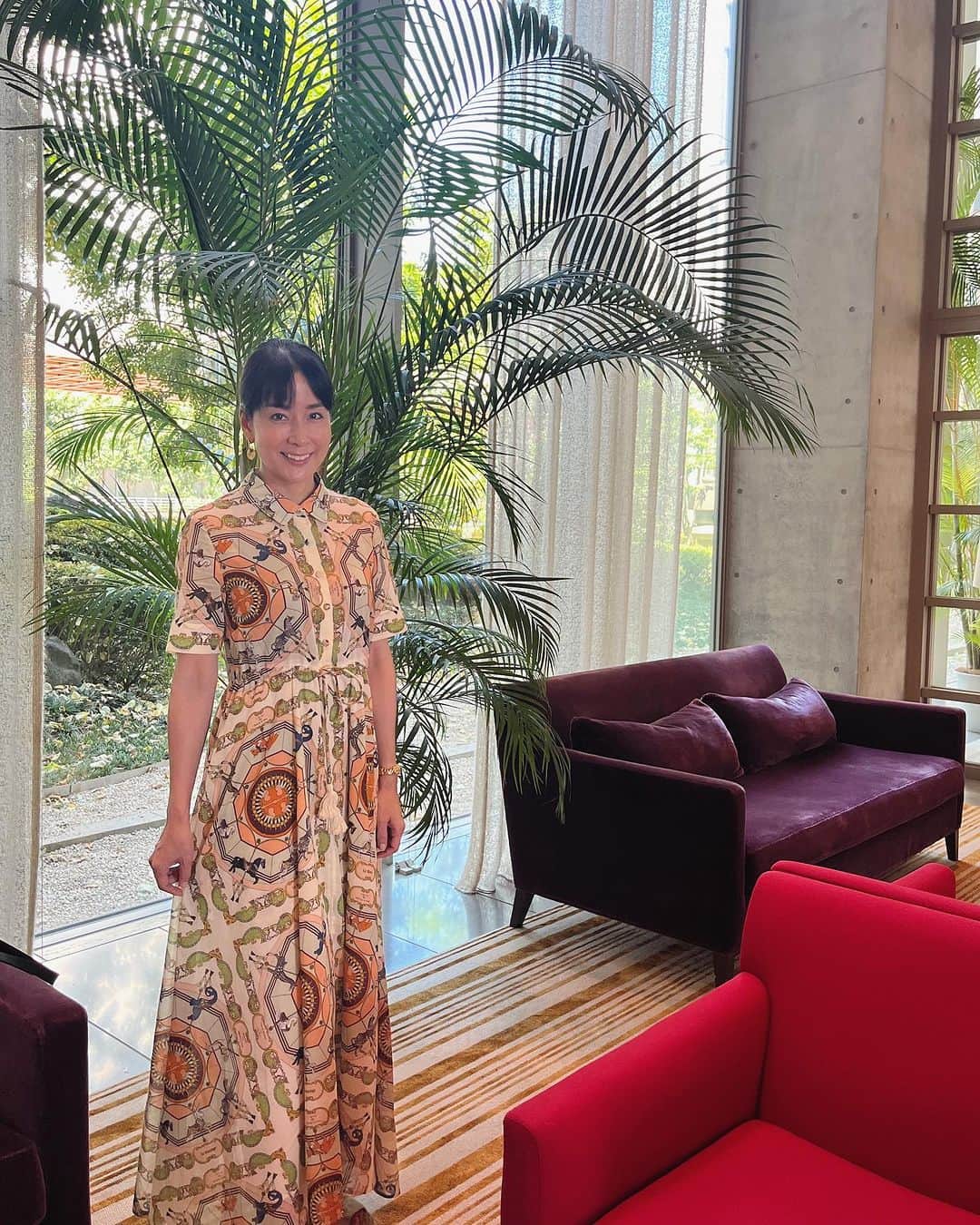 のインスタグラム：「こんばんは。  あっつい。 クラクラしますね。  三連休、東京で過ごしています。  Tory Burchのワンピース、夏らしくてお気に入り。今日会った友人にも褒めてもらえてさらにハッピー。  明日も暑いようです。 外で作業、スポーツする方は特にお気をつけを！  #ワンピース  #私服  #todaysoutfit  #toryburch  #内田恭子  #kyokouchida」