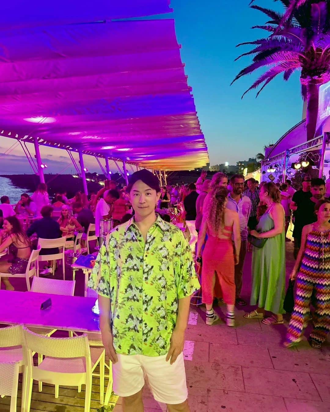 DJ DAIKI（若林大輝）のインスタグラム：「世界一のサンセットが見れる イビサ島のバーカフェ デル マー🏝🇪🇸 . 美しいサンセットに合わせて DJがチルアウトミュージックを選曲し 夕日が沈むと歓声があがる 大好きなサンセットバー🍸 . サンセット後はイビサで 1番好きなパーティーElrowへ . 今回も最高の空間演出と GroovyなTech House&Houesで めちゃくちゃ楽しかった🔥🔥🔥 パーティーを作る上でたくさん勉強になった✨ . Elrowはディズニーのキャラクターみたいなのが いっぱいいてテーブルに来てくれたり 皆んなを楽しませてくれて パーティー感全開で本当に最高！ 日本でもこういうのやりたいな😎」