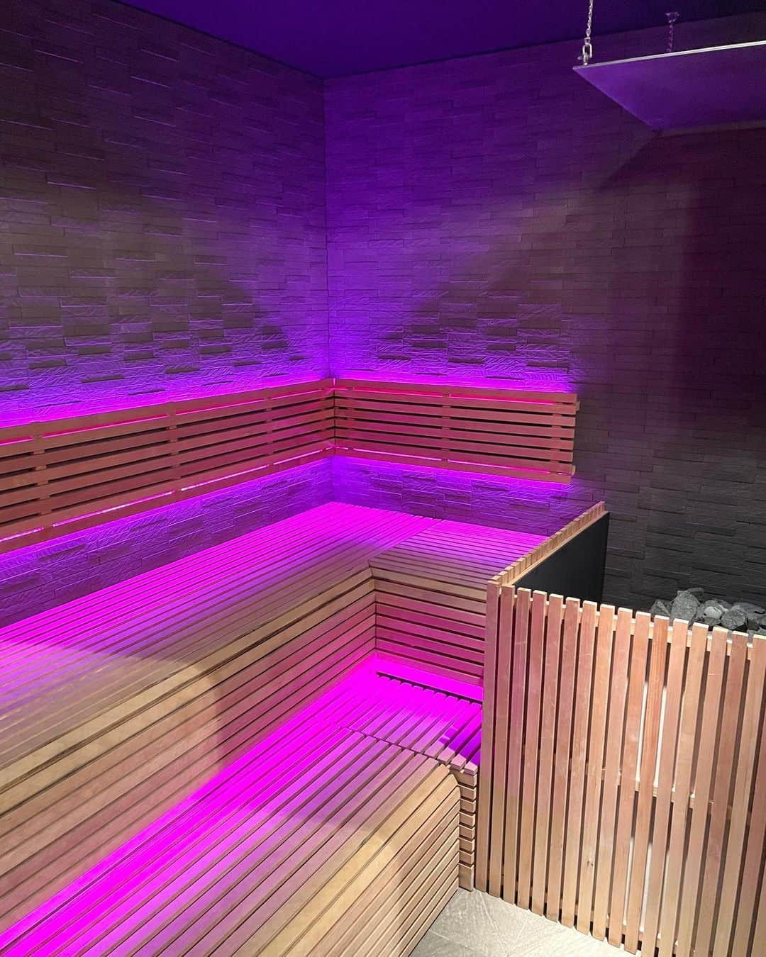 相良ましろさんのインスタグラム写真 - (相良ましろInstagram)「. SAUNA🧖‍♀️💚💚 . . . TENQOO来るの2回目で、すっかりお気に入りサウナ認定☺️✨️ 今回はⅡのHeraというお部屋に行ってきましたよ♨️ . サウナ室はアチアチで、水風呂はキンキンだから TENQOOでは毎度大ととのい🥶❤️‍🔥 是非みんなも行ってみて体験してほしい😍 . @azabu_tenqoo  . 👉ここがイイ！ポイント🌟 ・完全個室サウナ ・顔認証で入室できて非対面✨️ ・本格的なフィンランド式ロウリュウサウナ ・水風呂がチラー付きで常に水温、量が保たれている (追加で氷もあり🧊) ・大画面のTVでNetflixやYouTube視聴可！ サ室まで音が繋がっているよ❣️ また絶対いく✨️ . . . 🧖‍♀️AZABU TENQOO @azabu_tenqoo  📍東京都港区麻布十番1-8-2 タカマビル2階 . . . #azabusaunatenqoo #麻布十番サウナ #都内サウナ #個室サウナ #プライベートサウナ #サウナ好きな人と繋がりたい #サウナイキタイ  #サ活 #サ活女子 #サウナー #水着美女 #グラビアアイドル #ショートカット #ボブ #ビジョビ #女子力向上委員会 #女子力向上計画 #shorthair #cosplay #cosplayer #gravure #shortcut #shorthair #instagood #selfie #kawaiigirl #japanesegir」7月16日 19時28分 - mashiro_sagara