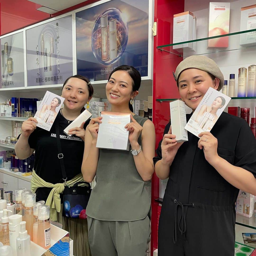 煌月爽矢のインスタグラム：「. . 嬉しい！ たそとうたちゃんも資生堂のお店来てくれた⸜(๑⃙⃘'ᵕ'๑⃙⃘)⸝⋆︎*  もうすぐ新しい写真に変わります☺️✨  很開心🥳 我的同期也來了這家店♡ 下個月應該會新的海報出來唷♩  #台湾 #台湾資生堂 #benefique  #台湾生活 #愛する宝塚の同期生 #出会って19年 #ずっと変わらない関係」