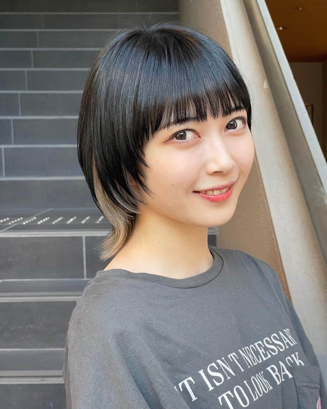 彩木咲良さんのインスタグラム写真 - (彩木咲良Instagram)「☺︎︎︎︎ インナーカラー入れてもらった めちゃくちゃ嬉しい。 いつもやってくれる美容師さんと2人でテンション上がってた笑 本当にありがとうございます @rex__hair   #ウルフカット #インナーカラー」7月16日 19時32分 - ayakisakura_official