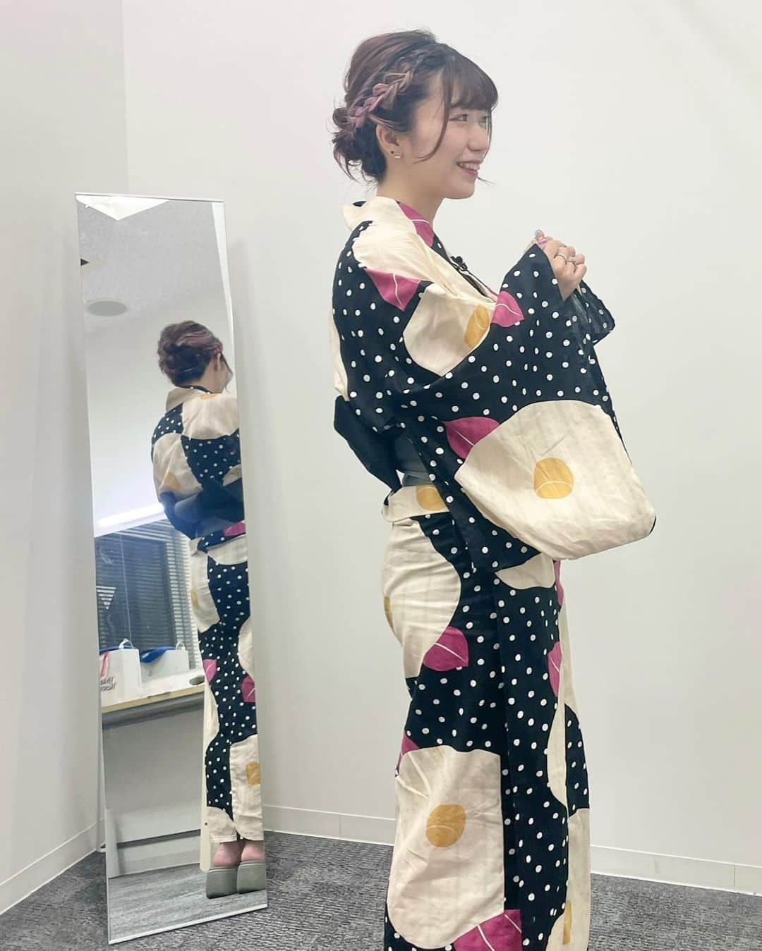ぱいぱいでか美のインスタグラム：「仕事でしか浴衣着てないな〜でも良し . 昨日は事務所で受注チェキ撮影のあと そのままミッドナイト競輪だったので 浴衣で出演しました🎆 前日に焦って皺伸ばしてるので所々シワシワ〜なのと セルフ着付けなのでいろんなとこは大目に見てください😂笑 数年前に買ってしばらく着てなかった浴衣だけど やっぱこういうモダンな大柄可愛いな〜🖤 お祭り行くときはちゃんと下駄履いたりしたい🫶🏻 そんな予定何にもないけど。笑 髪型はABEMAのメイクさんに可愛くしてもらいました❣️  チェキ衣装恒例の(?) 事務所で撮った寄りの写真は みんなにチェキ届いた頃にまた載せます🙌🏻 . #浴衣 #ミッドナイト競輪 #でか美ちゃん」