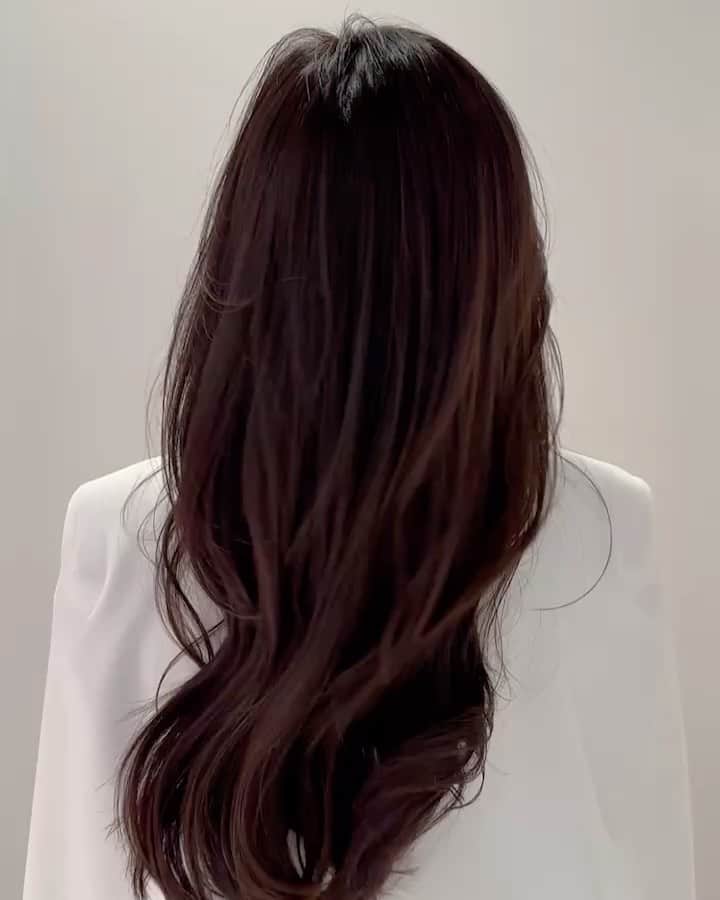 臼井麗香のインスタグラム：「. 今回も素敵な髪に仕上げて頂き ありがとうございました✨ @nishida.cut  #暗髪×レイヤー #とてとお気に入り #✨ #カキモトアームズ #ヘアスタイル #カット#カラー #スワイプしてね」