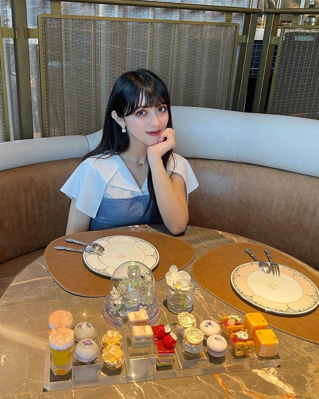 エブラヒミ椎菜さんのインスタグラム写真 - (エブラヒミ椎菜Instagram)「・ キンプトン新宿東京で行われている JILLSTUARTのフレグランス＂ホワイトフローラル＂の香りからインスピレーションを受けたアフタヌーンティーへ行ってきました💍🤍 元々ずっと大好きだった香水だから余計にワクワクしちゃった♡ 宝石みたいに可愛いスイーツもどれも美味しかった...🩰  7/1~8/31 まで行われているみたいなので是非足を運んでみてください✨️  @jillstuartbeauty @kimptonshinjukutokyo @districttokyo   #jillstuart_pr #jillstuart #フレグランスアフタヌーンティー」7月16日 19時37分 - sheena.621