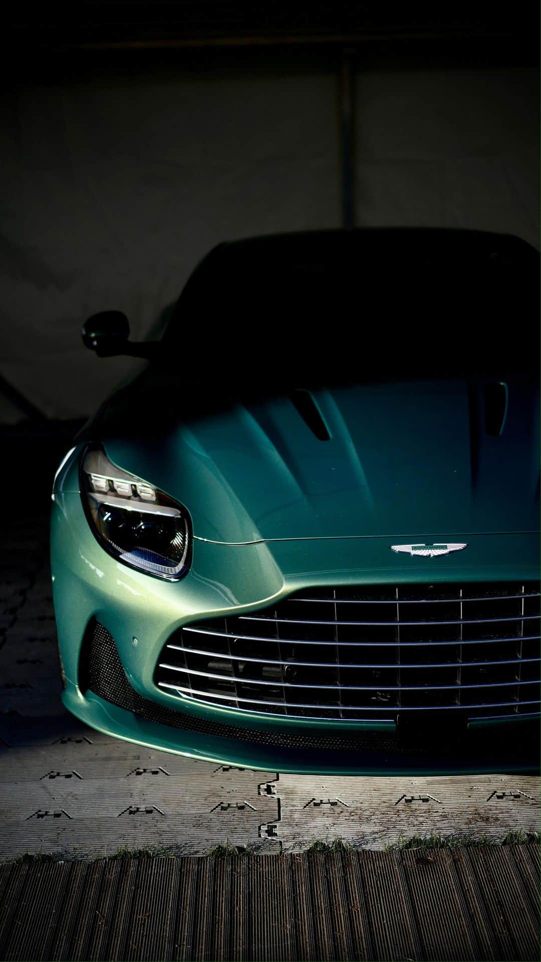 アストンマーチンのインスタグラム：「Glastonbury had Elton. Goodwood has DB12.  #AstonMartinFoS #DB12 #ICONDRIVEN」