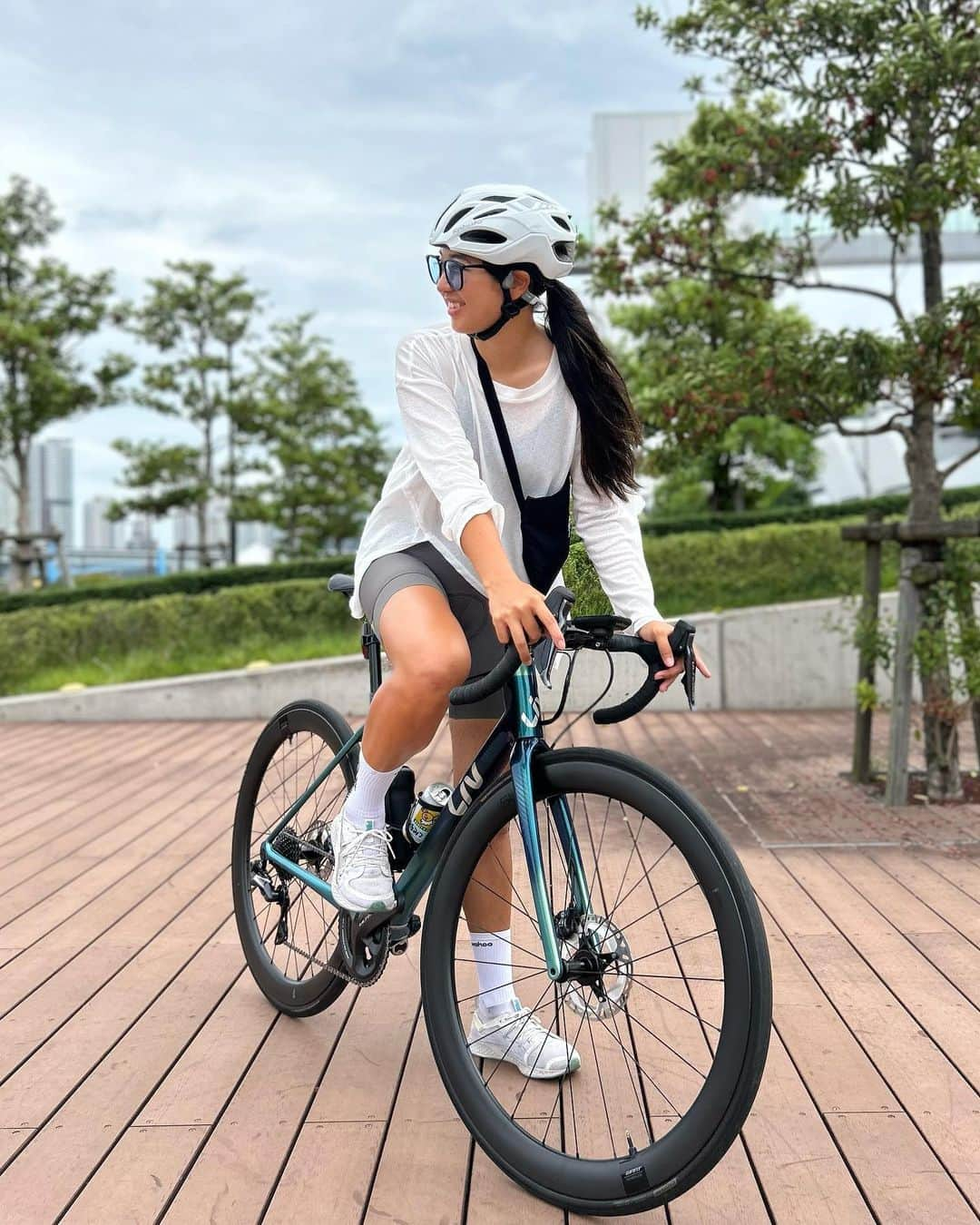 平良エレアさんのインスタグラム写真 - (平良エレアInstagram)「昨日は朝活にサイクリング🚴‍♀️ 20kmだけのんびり朝の涼しいうちに走ってきたー✨  たまには軽装でサイクリングも気分転換になっていいね✌️  カジュアルなライドでも ビブはしっかりカステリを着用🦂✨ それだけでサイクリングも快適度があがる💙  #ロードバイク #ロードバイク女子 #サイクリング  #girlscycling #roadbike #cycling #cyclinglife #cyclist #cyclinglifestyle #instacycle #instacycling  #わたしとLiv #LivJP」7月16日 19時43分 - erea0301