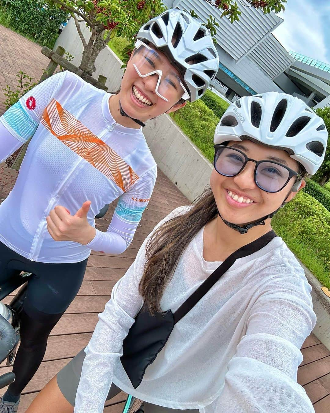 平良エレアさんのインスタグラム写真 - (平良エレアInstagram)「昨日は朝活にサイクリング🚴‍♀️ 20kmだけのんびり朝の涼しいうちに走ってきたー✨  たまには軽装でサイクリングも気分転換になっていいね✌️  カジュアルなライドでも ビブはしっかりカステリを着用🦂✨ それだけでサイクリングも快適度があがる💙  #ロードバイク #ロードバイク女子 #サイクリング  #girlscycling #roadbike #cycling #cyclinglife #cyclist #cyclinglifestyle #instacycle #instacycling  #わたしとLiv #LivJP」7月16日 19時43分 - erea0301