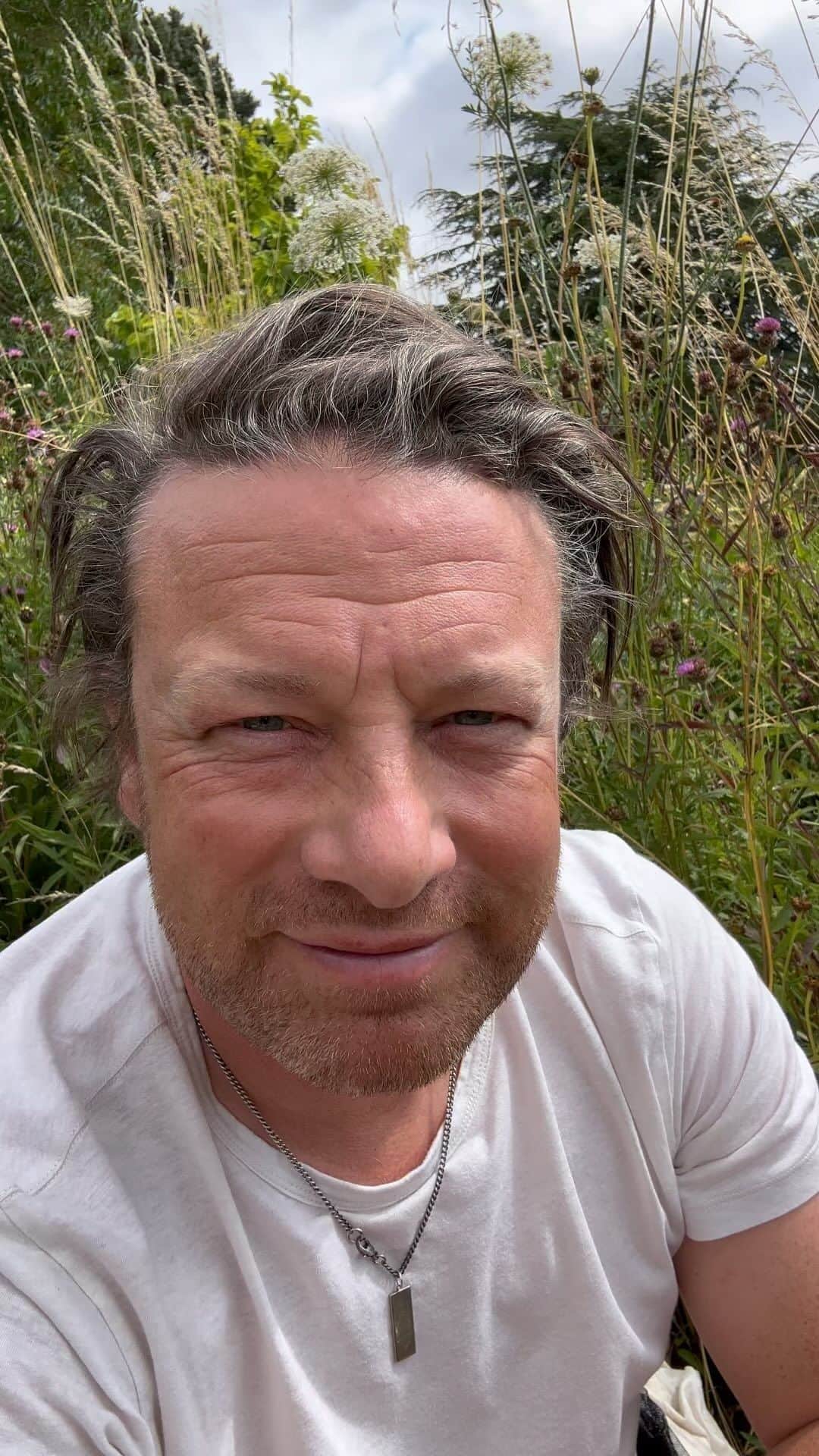 ジェイミー・オリヴァーのインスタグラム：「Morning everyone Just hanging out with the bees chilling Sunday lunch prepped and ready to go all good big love happy Sunday xxxxx」