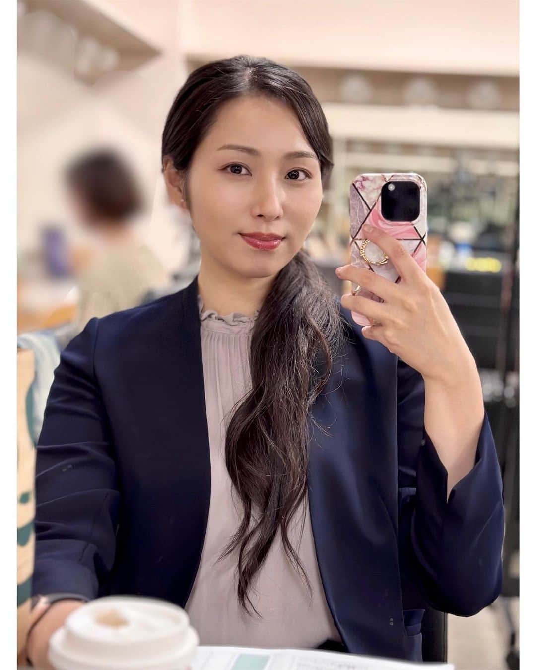 のインスタグラム：「横浜ランドマークタワー30周年記念イベント⛵️ デジタルアートバトルby Limits🎨 1日目終了です☺️🎤  デジタルアートバトルやデジタルアート教室では、歓声を上げながら観覧してくれたり 「感想聞かせてくれる人〜❓」って聞くとみんな手を挙げてお話してくれたり 親子でもカップルでも楽しめるイベントでした✨  そして！抽選会がとてもとても豪華なんです🥹🌹 横浜ロイヤルパークホテルペア宿泊券や商品券など… 豪華で数も多くて当選確率がすごく高いんです👏 横浜ランドマークタワー30周年記念イベントすごい…🥹🤝  明日もデジタルアート教室、デジタルアートバトル、豪華な抽選会も4回あるので 是非最新のデジタルアート体験、豪華な景品をゲットしに来てください🫶  #司会 #mc #モデル #model #リポーター #ナレーター #reporter #ナレーション #スポーツmc  #イベント #イベントmc #神戸麻衣 #横浜 #みなとみらい #横浜ランドマークタワー」