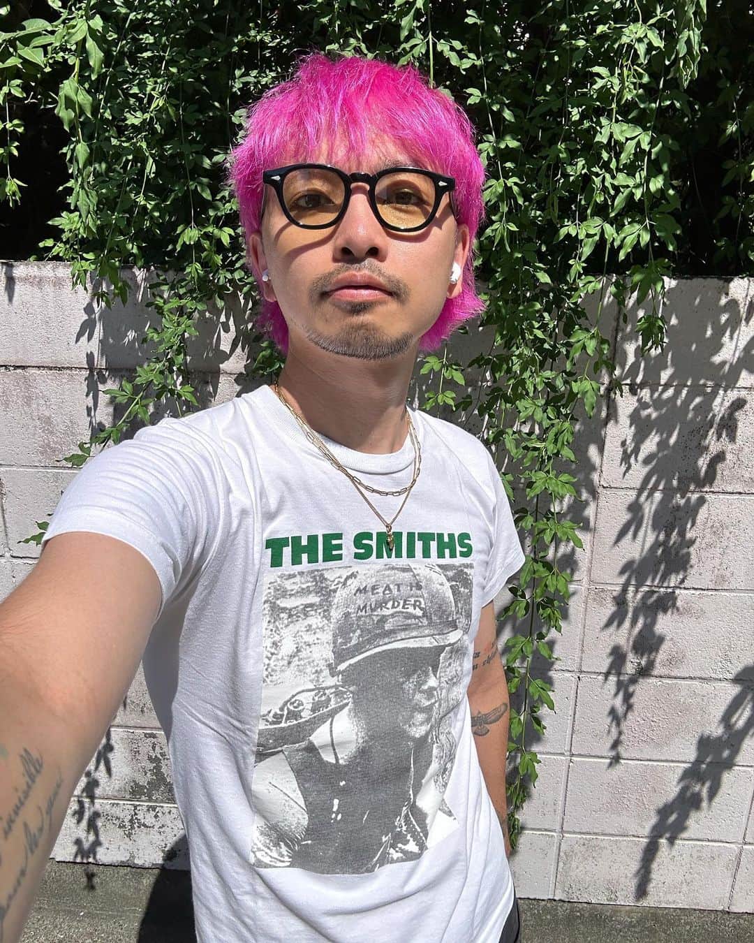 のインスタグラム：「𝑻𝒉𝒆 𝑺𝒎𝒊𝒕𝒉𝒔 🇬🇧 ✴︎ 高校生の時にたくさん聴いていた スミスですが 今思えば、こんな歌詞なんて知らず、ただメロディーとバンドサウンドが好きで聴いてました。 今や僕もモリッシーと同じくVEGANなライフスタイルですが、ここまでアナーキーに世の中に発信できるってすごいな…と、ふと思いながら このTシャツを買いました✌🏻 (サイズ小さかった) ✴︎ 毎日暑いのに、たくさんのご来店頂き、本当にありがとうございます🙏🏻✂️✨ whyteで全力で素敵なHAIRをお届けし、パワーと癒しを与えられるように営業していますので、 明日からも皆様の事をお待ちしております🏠💛」