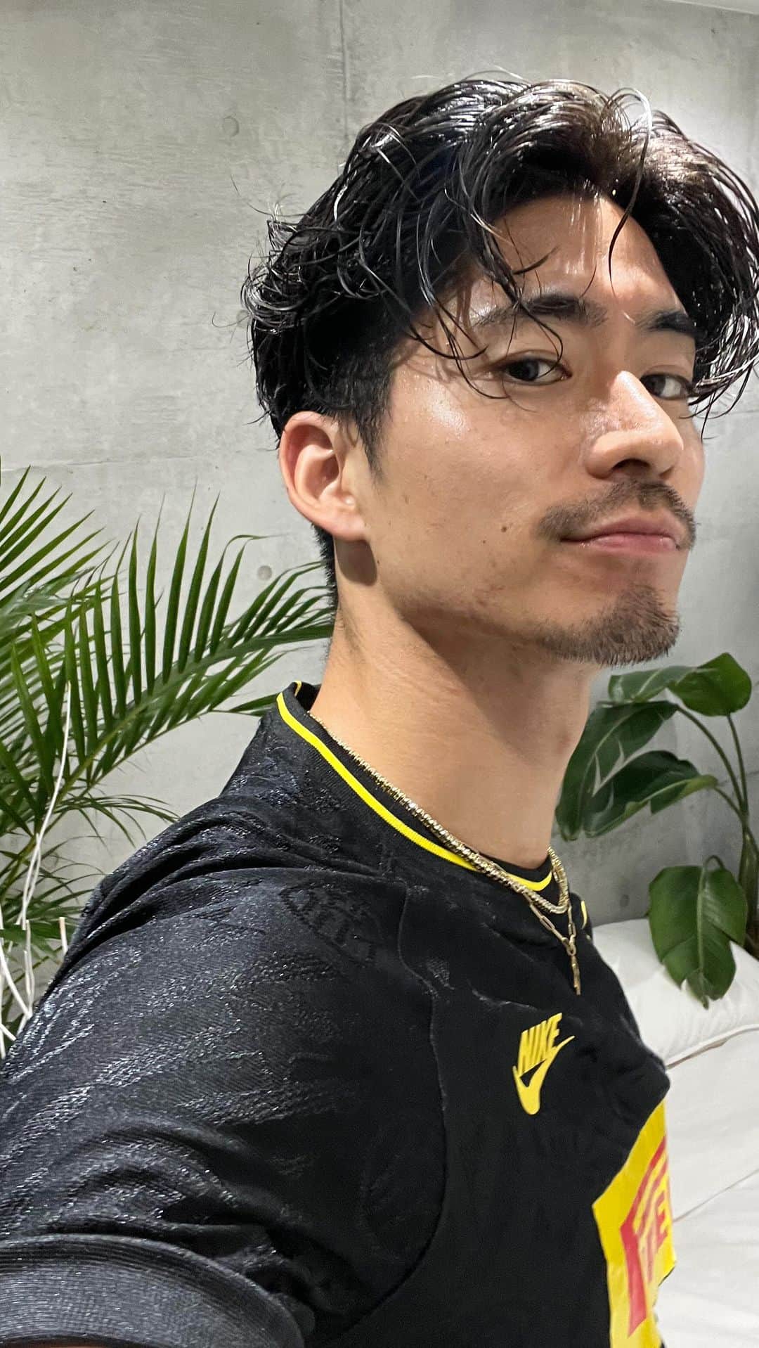 Kensukeのインスタグラム：「ルーティーンと共に成長できます。掃除をすることで普段気付けないところまで目配りができます。そして謙虚の姿勢を保てる。私の生活にはとても必要なことです。 ・ ・ ルーティーンを行ってからジムに行く、そして大好きなお野菜とお肉と焼肉を食べちゃう🫶🏼 トイレ掃除の後は手洗ってます😂」