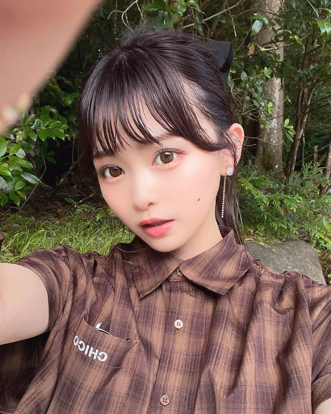 りなてぃのインスタグラム：「⁡ ⁡ ⁡ この撮り方ハマってる☺️w ⁡ 最近暑すぎない？🥵 もうクタクタで 毎日どうしたらいいかわかんない！ ⁡ ⁡ #メイク #自まつ毛メイク #カラコン #コーデ #アクセサリー #ヘアアレンジ #コスメ #クイミー #てぃー #りなてぃー #ootd #code #outfit #fashion #cuimie ⁡ ⁡ ⁡」