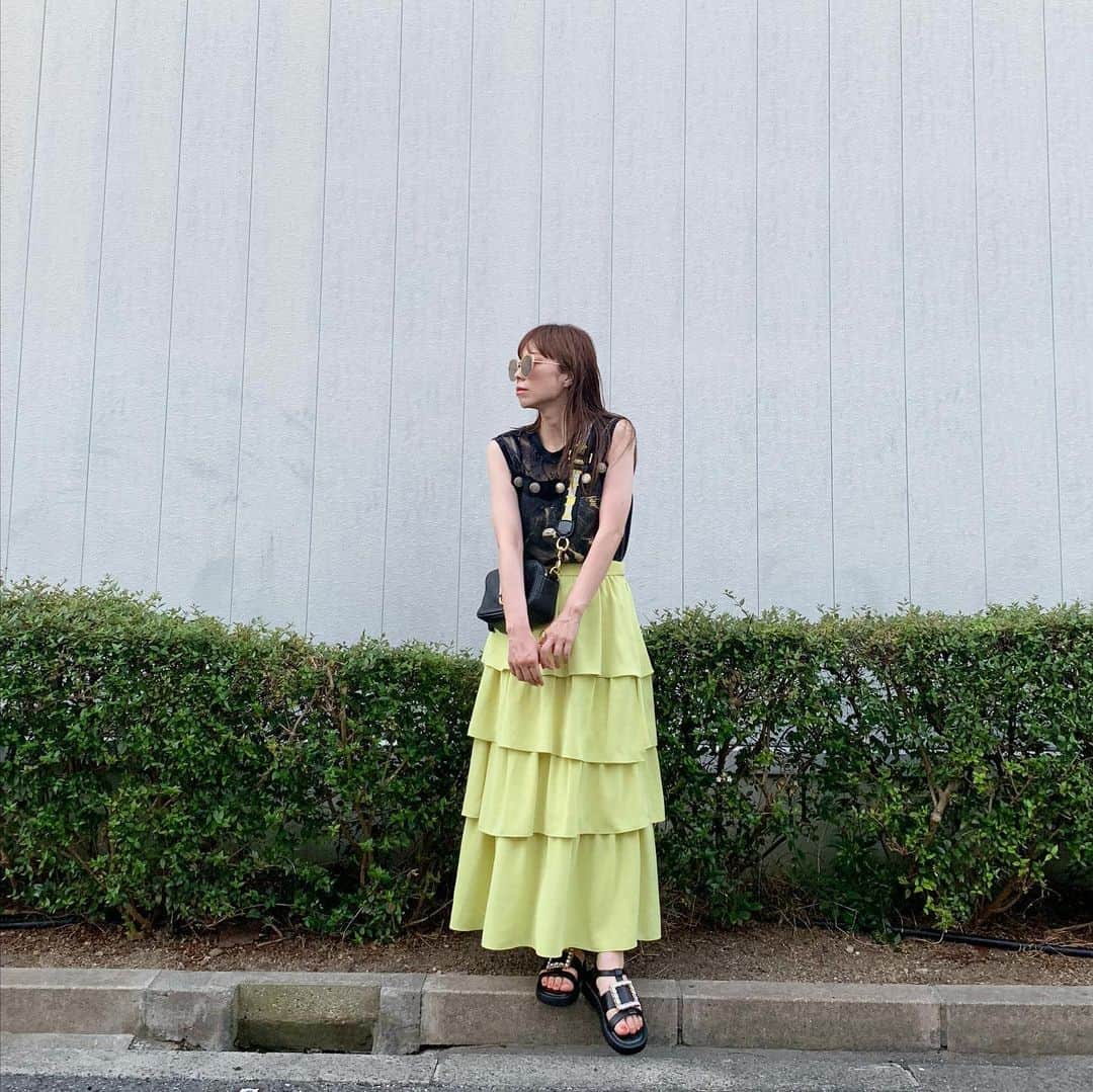 澤辺美香さんのインスタグラム写真 - (澤辺美香Instagram)「今日は暑すぎましたので外出控え目に。  スーパーへ買い出しに♡  #大人カジュアル #スカートコーデ」7月16日 19時52分 - mikasawabe