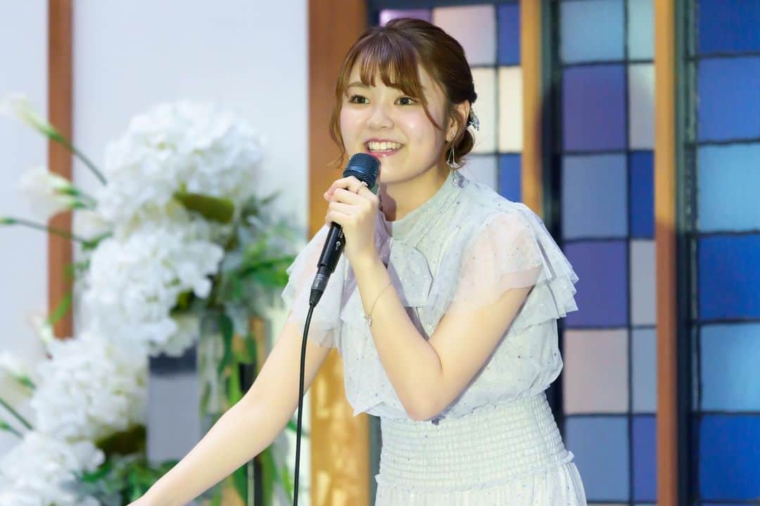 堀優衣のインスタグラム：「.   SUBIR AKASAKA TOKYOでのライブ、ありがとうございました💐  自然光の入る素敵な空間で歌えて気持ちよかった〜  夏の曲多めで、、 夏って暑くてバテるけど、良い季節だなって思いました  みなさんの良い夏の思い出の1ページになっていたら嬉しいです🌳」