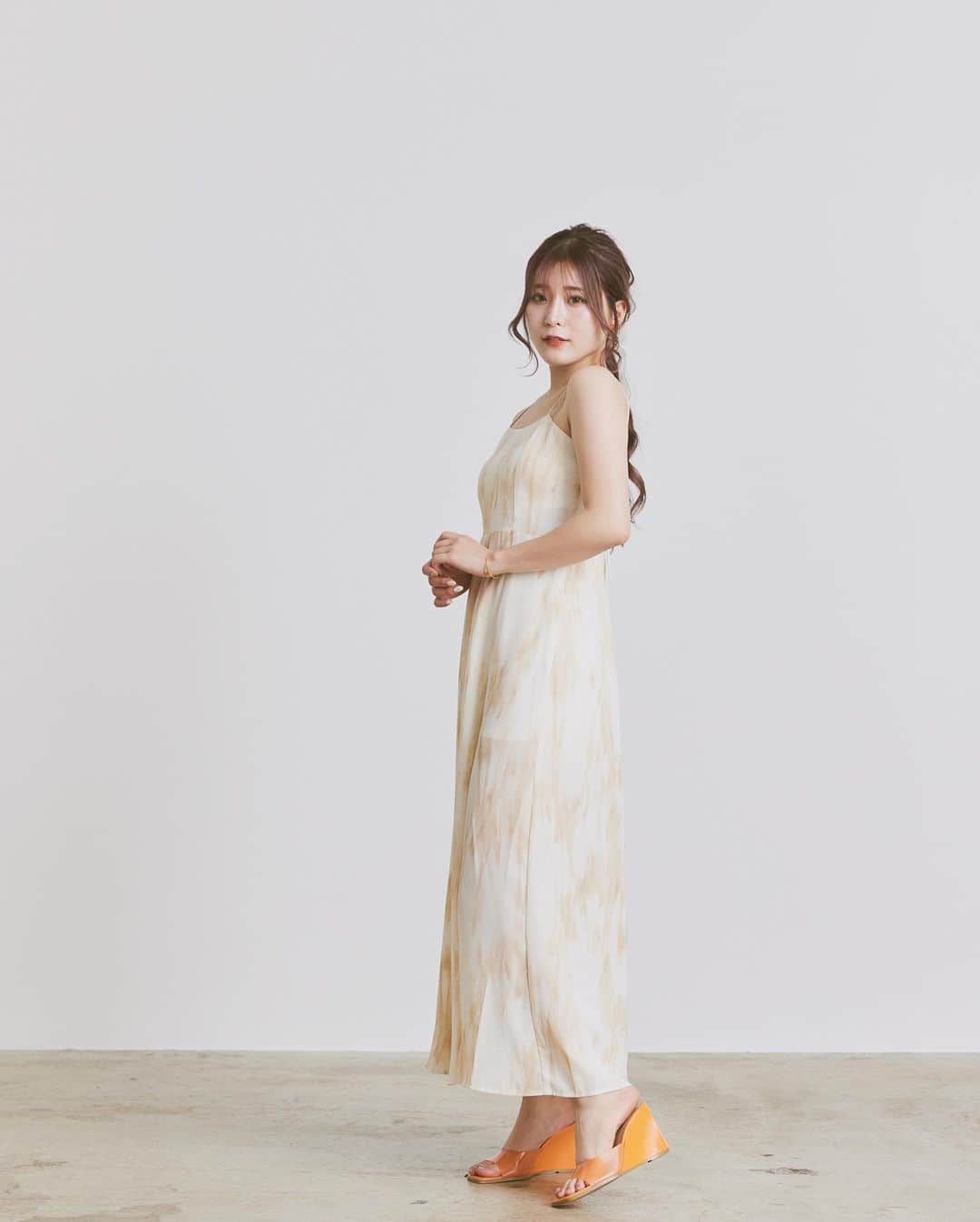 こなんさんのインスタグラム写真 - (こなんInstagram)「. . マーブルスリットキャミワンピース👗 FREE/GRY・BEG  明日20時から発売開始✔️」7月16日 20時01分 - konan_610