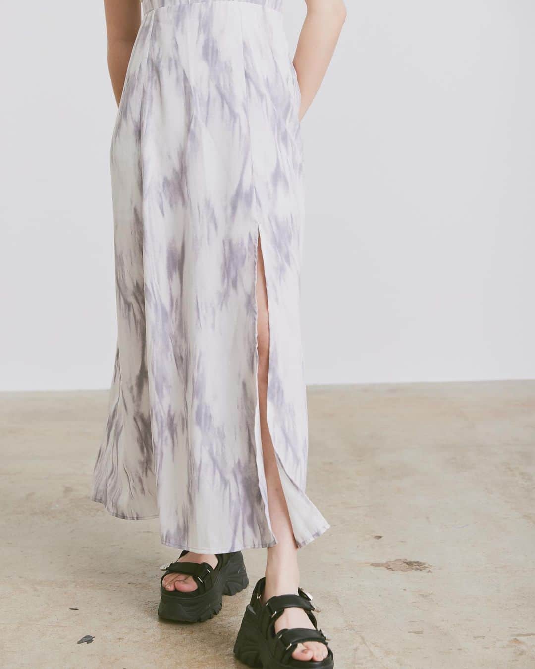 こなんさんのインスタグラム写真 - (こなんInstagram)「. . マーブルスリットキャミワンピース👗 FREE/GRY・BEG  明日20時から発売開始✔️」7月16日 20時01分 - konan_610